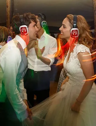 Novios bailando con auriculares silent disco en su boda