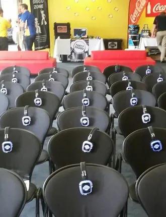 Auditorio con auriculares colocados en cada butaca