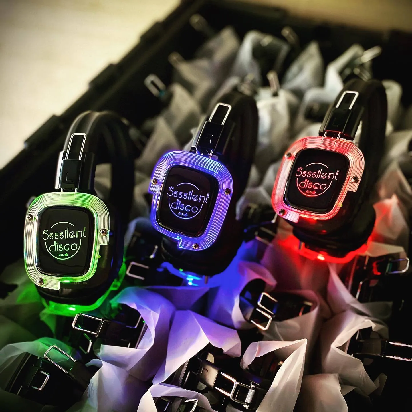 Auriculares silent disco iluminados listos para una fiesta