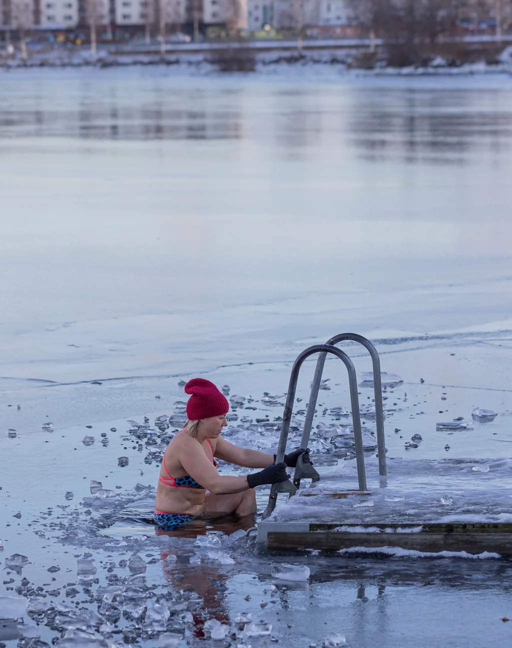 Participante saliendo de un baño de hielo al aire libre, ice bath para empresas
