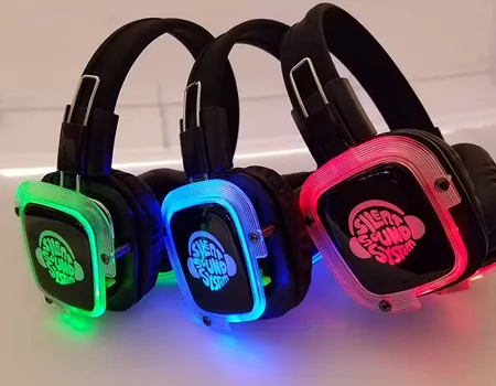 Tres auriculares EKKO iluminados en verde, azul y rojo según el canal