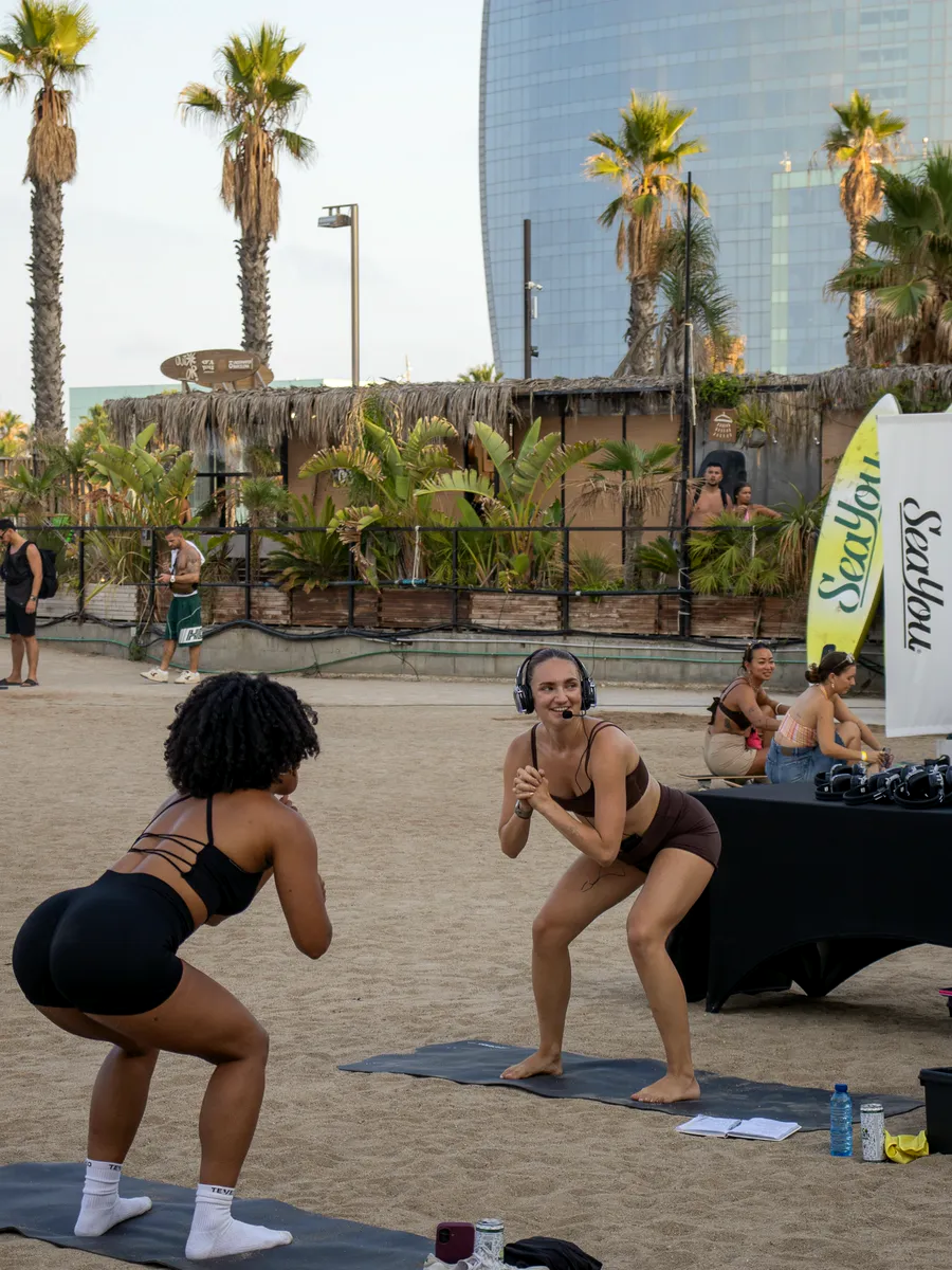 Entrenamiento de sentadillas al aire libre con auriculares inalámbricos