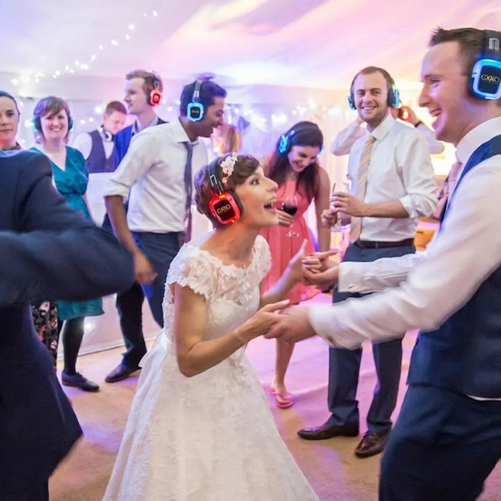 Fiesta de boda con auriculares silent disco al aire libre