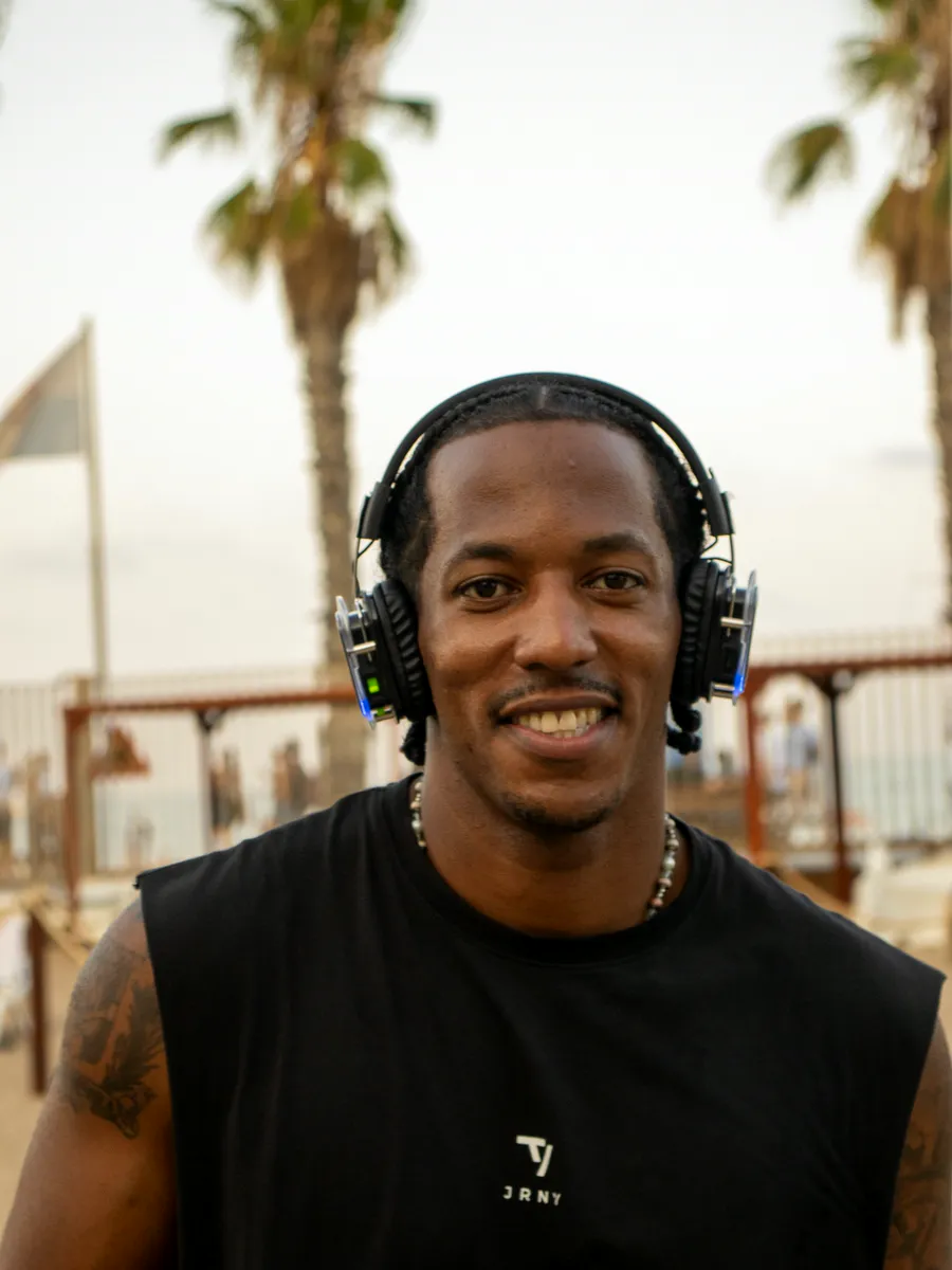 Participante sonriendo con auriculares EKKO puestos