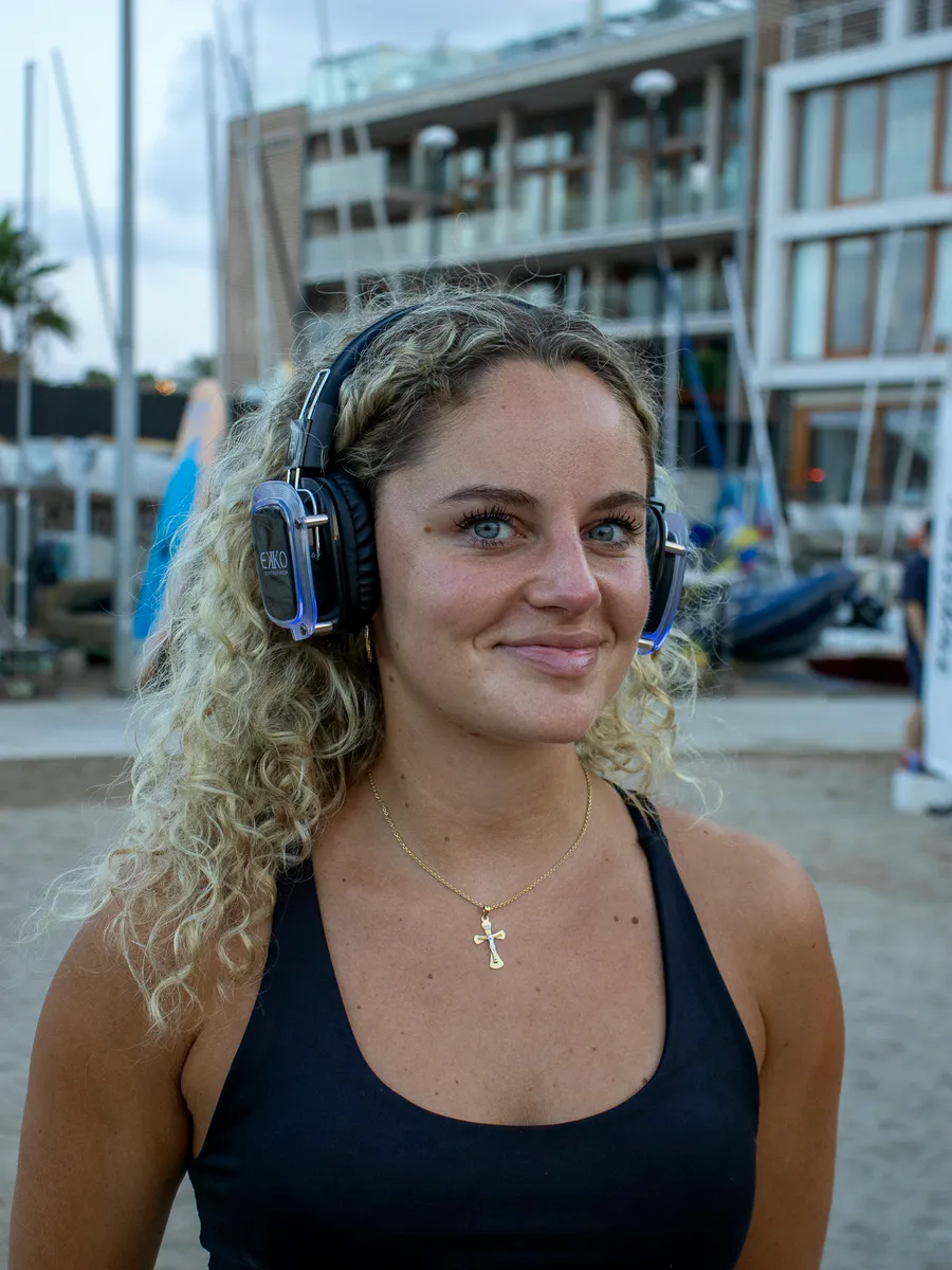 Mujer sonriendo con auriculares EKKO puestos