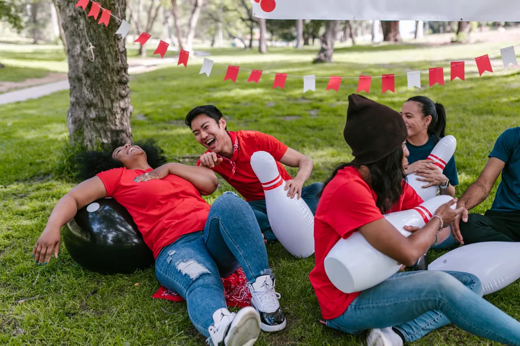 Equipo riendo a carcajadas al aire libre en una dinámica de risoterapia