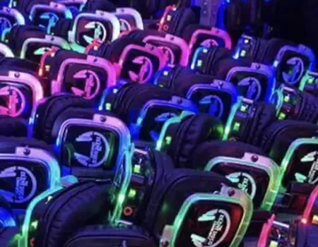 Evento nocturno con butacas y auriculares iluminados