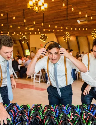 Invitados de boda disfrutando de la música con auriculares