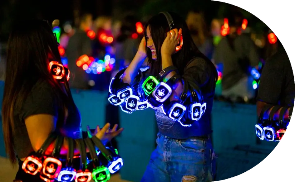 Público con auriculares LED de colores en una fiesta silent disco