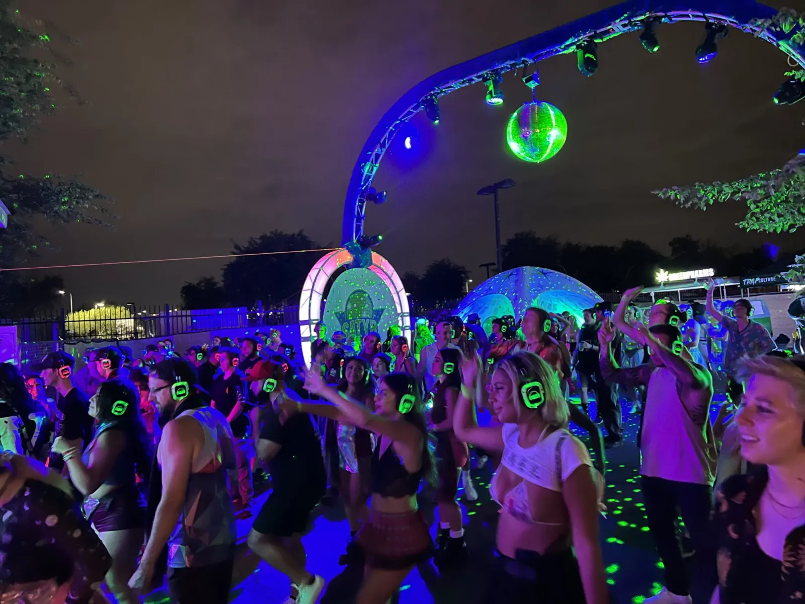 Fiesta silent disco al aire libre de noche
