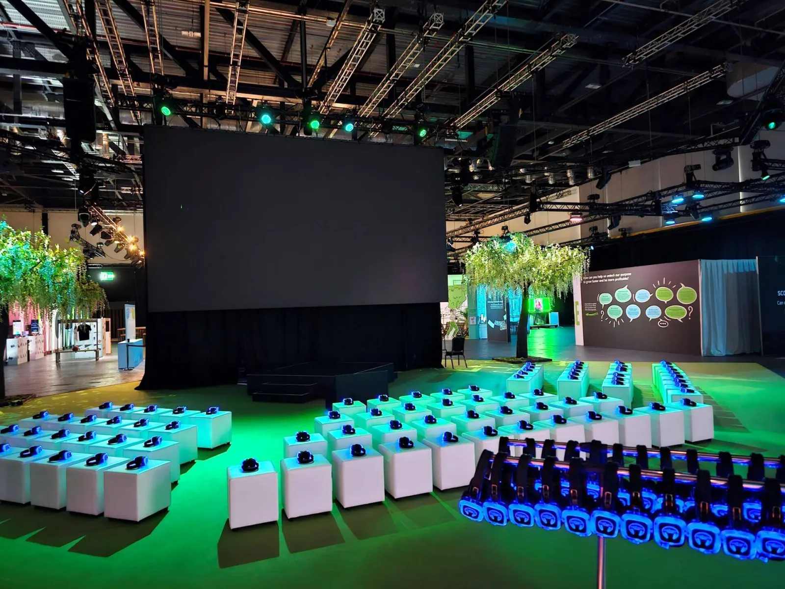 Auditorio de feria con butacas y auriculares preparados