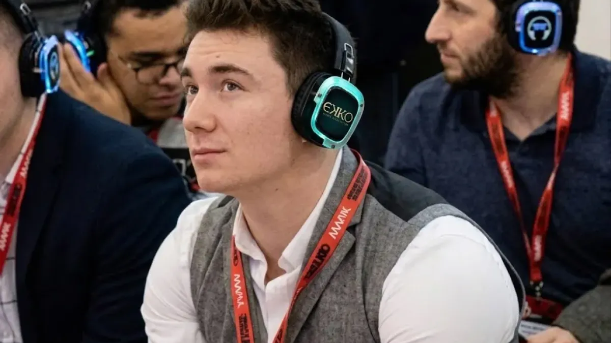 Público joven siguiendo una conferencia con cascos silenciosos