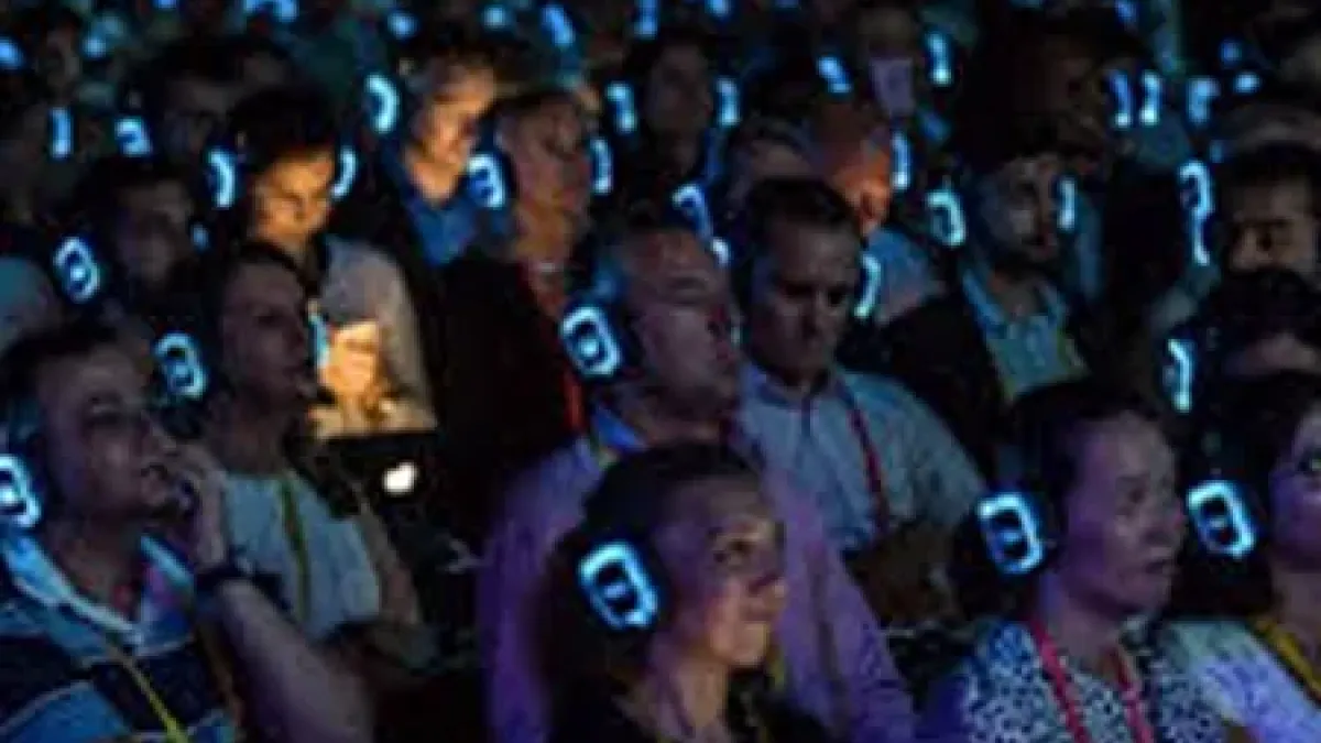 Sala de congreso internacional iluminada con auriculares EKKO