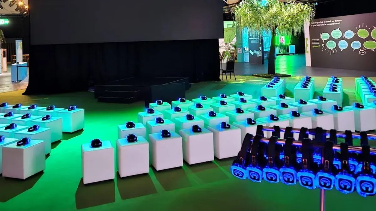Escenario de evento corporativo con auriculares iluminados en verde