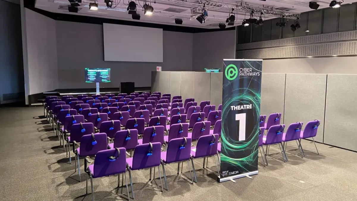 Sala de conferencias montada con sistema de audio silencioso