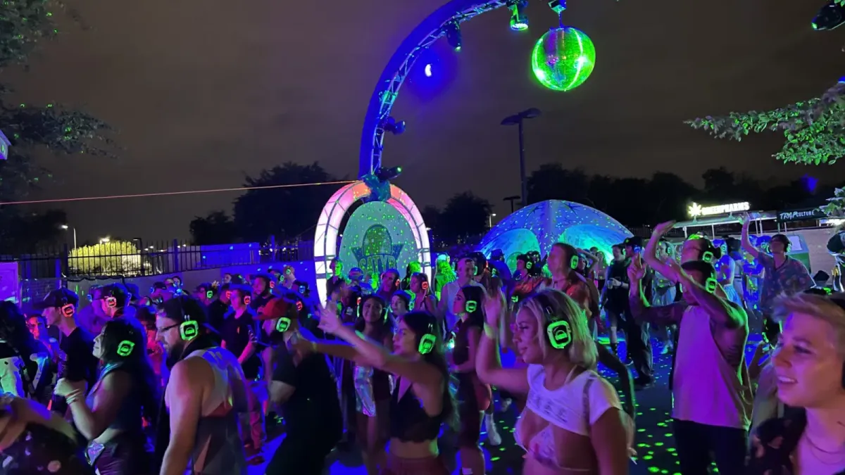 Fiesta silent disco al aire libre de noche