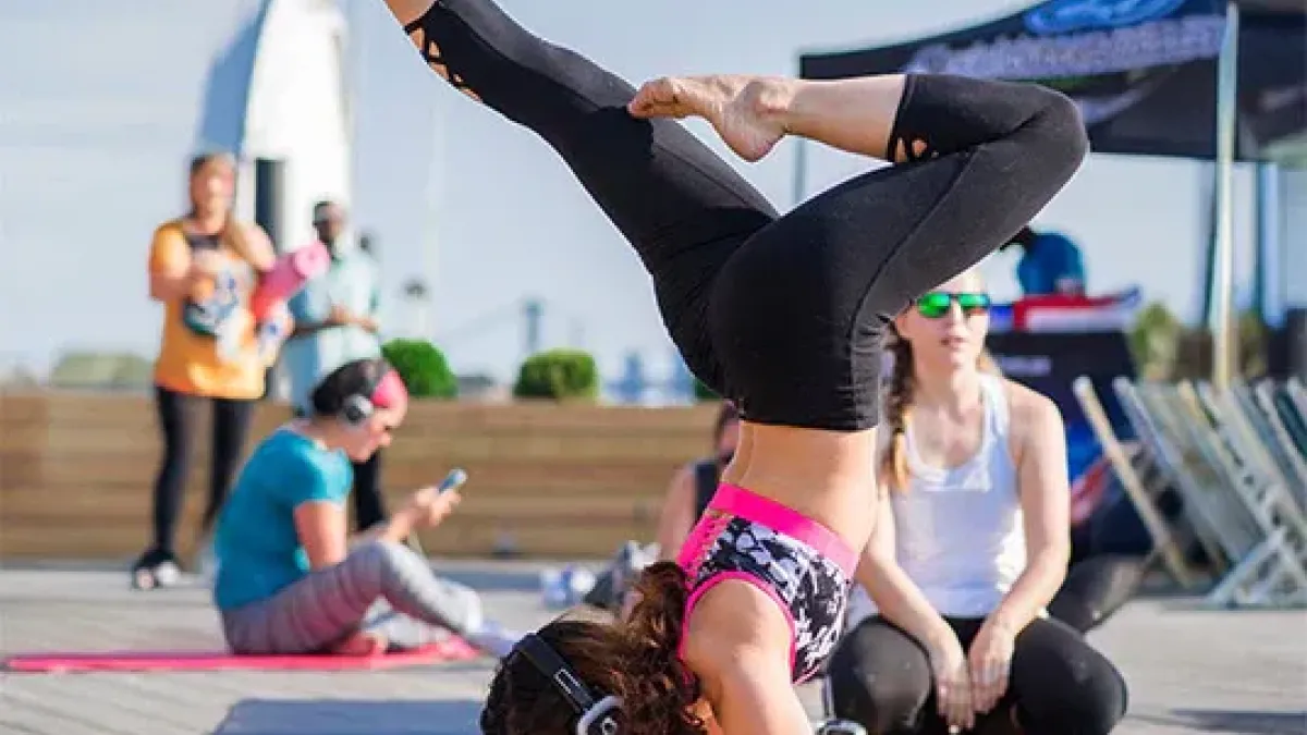 Práctica de yoga en terraza con auriculares silenciosos