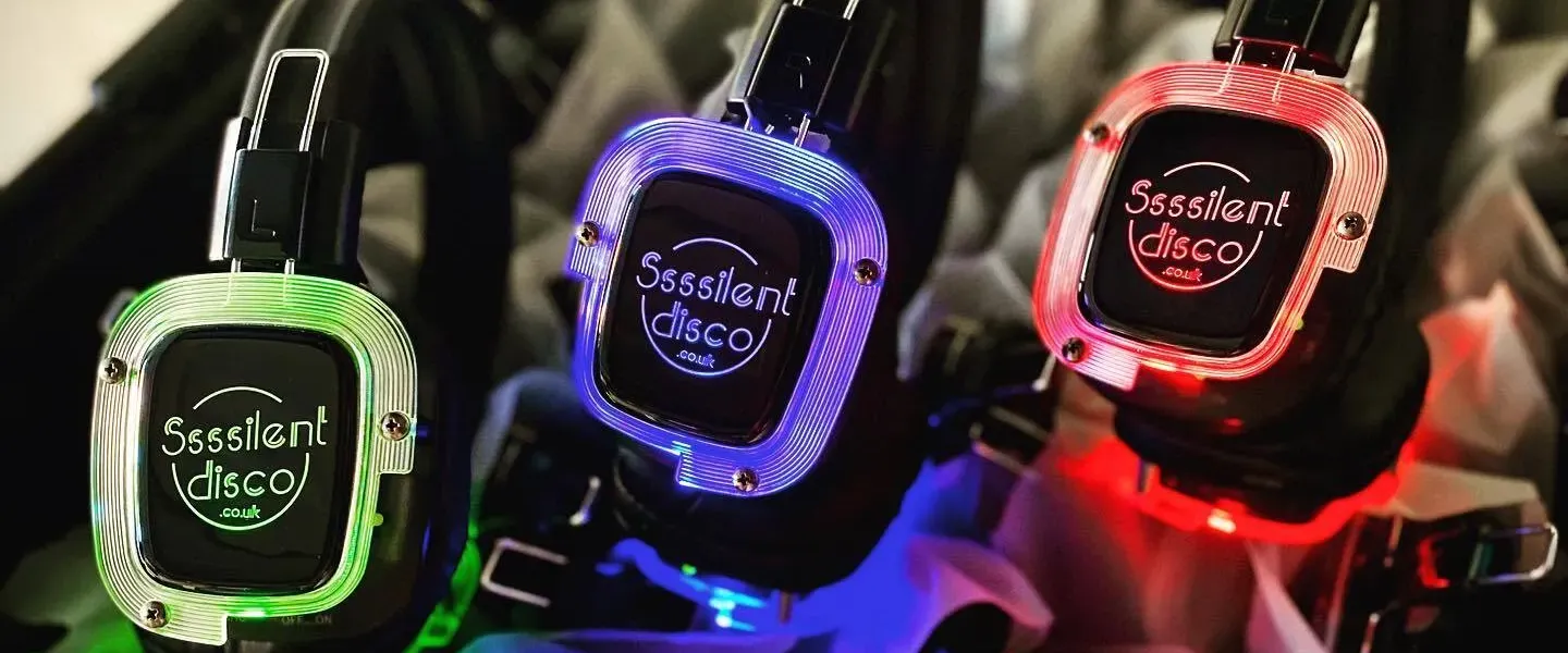 Auriculares silent disco iluminados listos para una fiesta