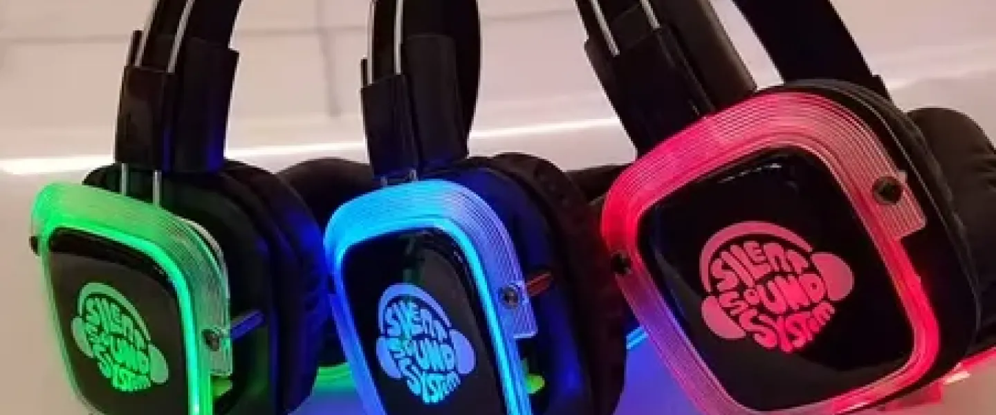 Tres auriculares EKKO iluminados en verde, azul y rojo según el canal