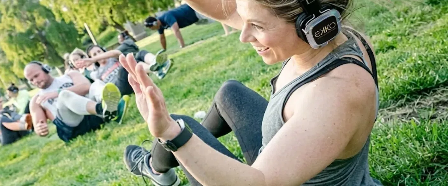 Entrenamiento al aire libre con cascos silent audio