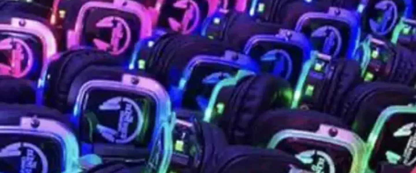 Evento nocturno con butacas y auriculares iluminados