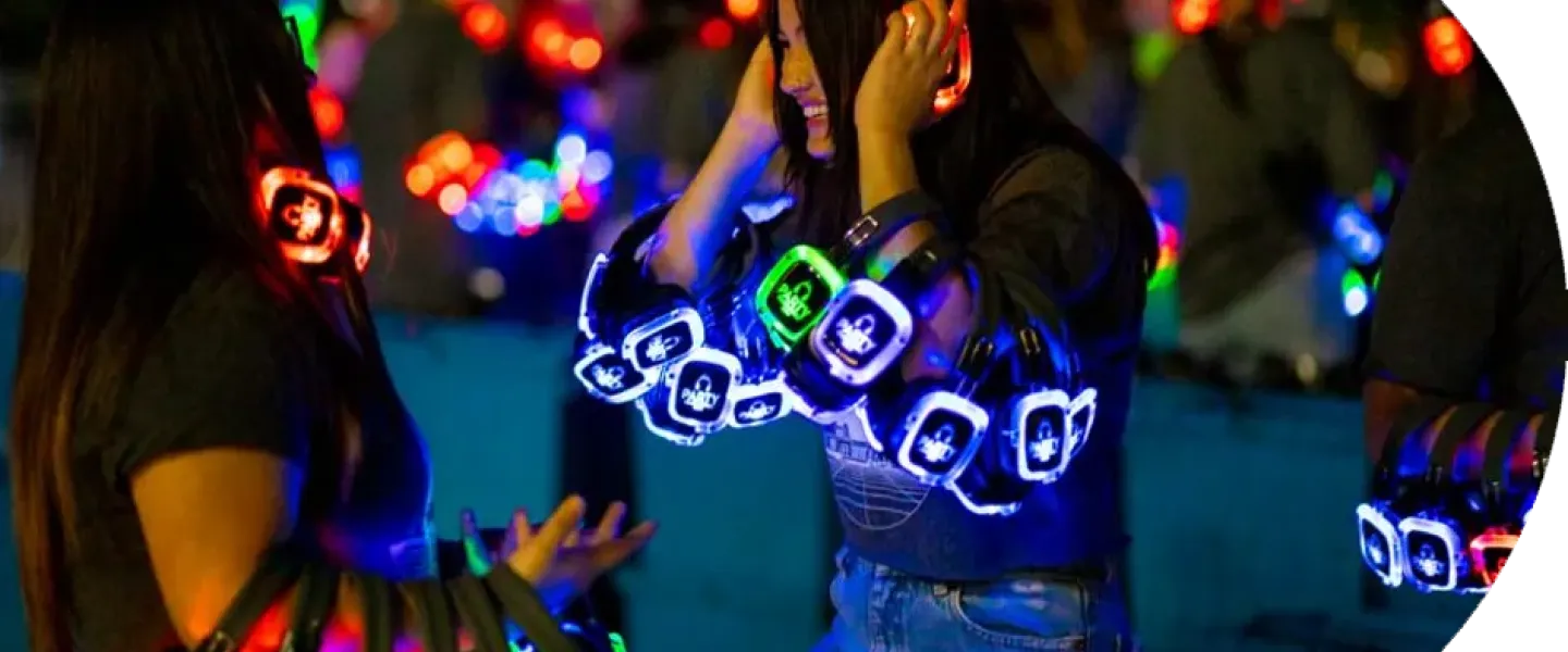 Público con auriculares LED de colores en una fiesta silent disco