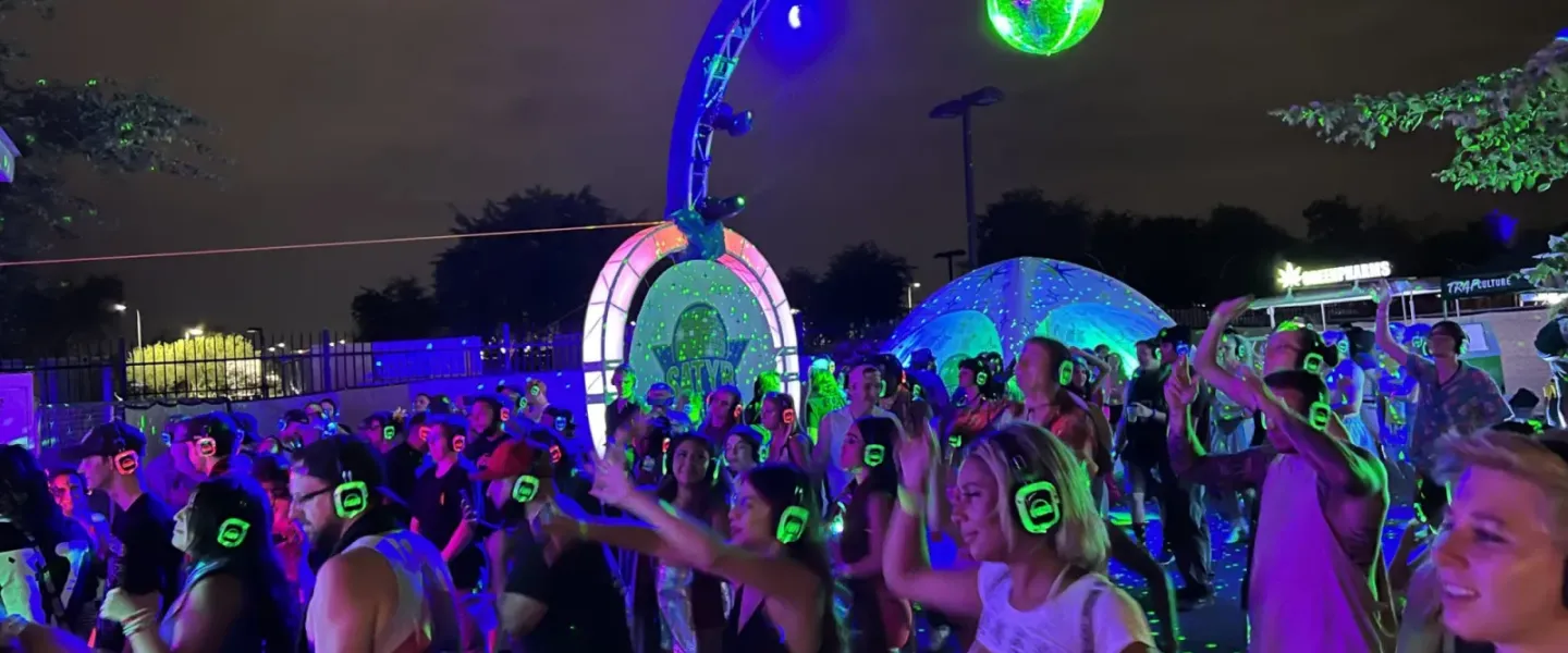 Fiesta silent disco al aire libre de noche