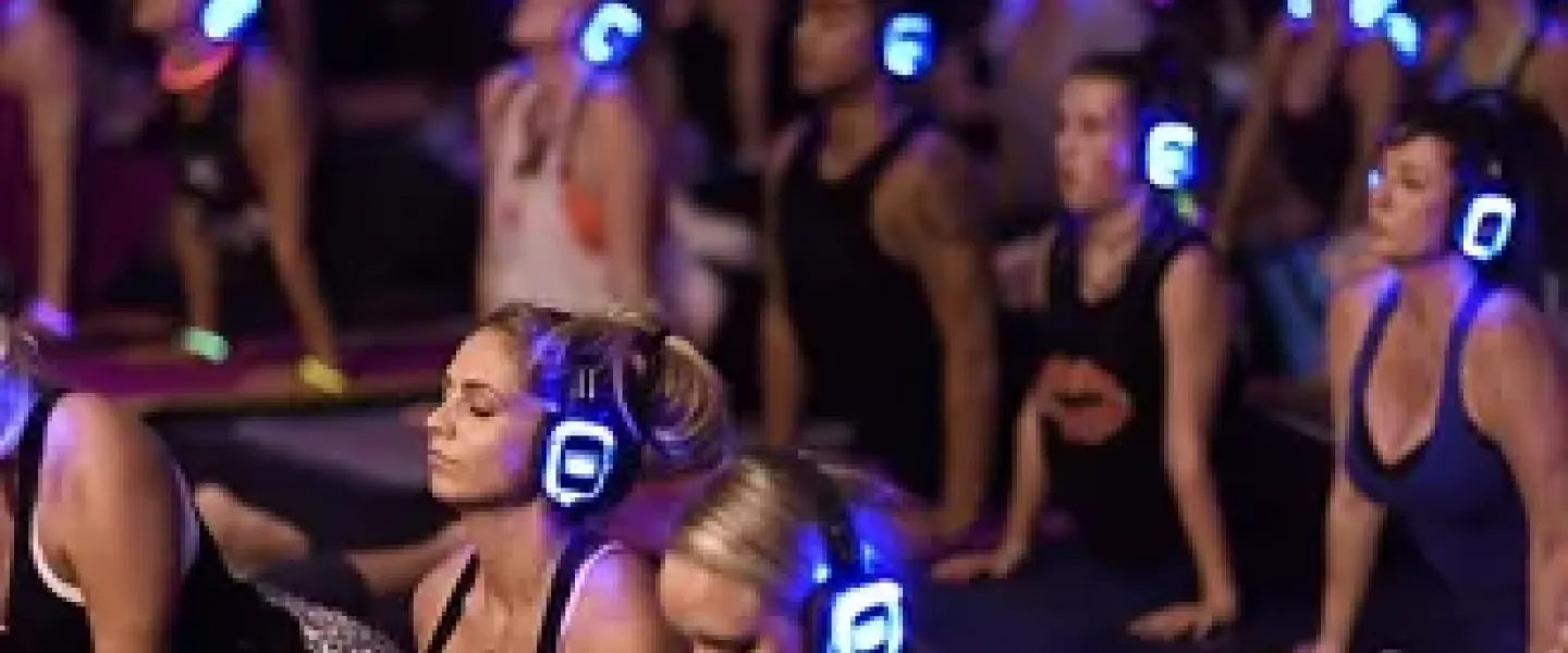 Sesión de yoga con auriculares silent audio
