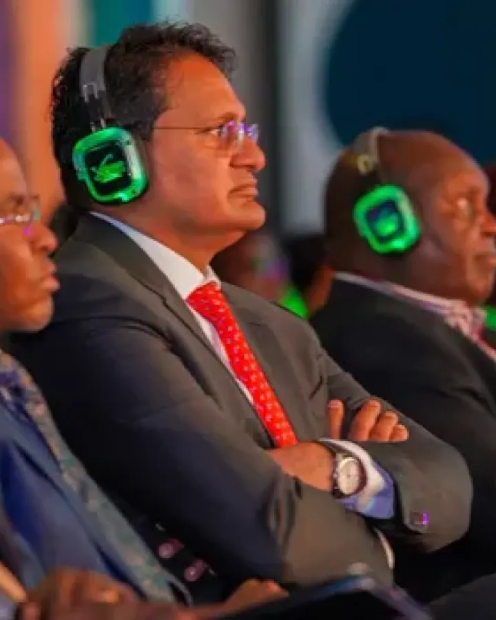 Asistentes con auriculares EKKO en un evento corporativo en Barcelona