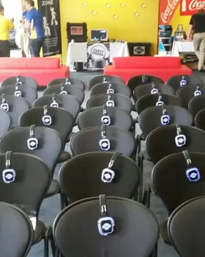 Auditorio con auriculares colocados en cada butaca
