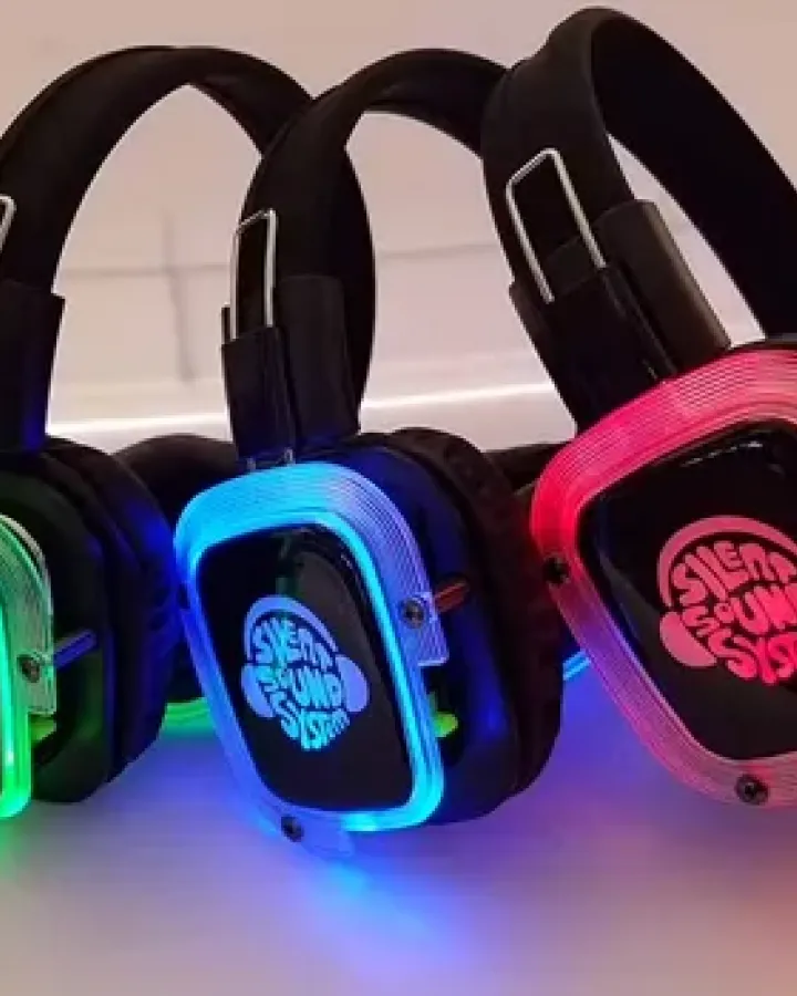 Tres auriculares EKKO iluminados en verde, azul y rojo según el canal