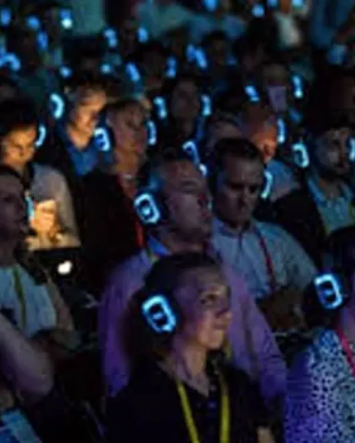 Sala de congreso internacional iluminada con auriculares EKKO