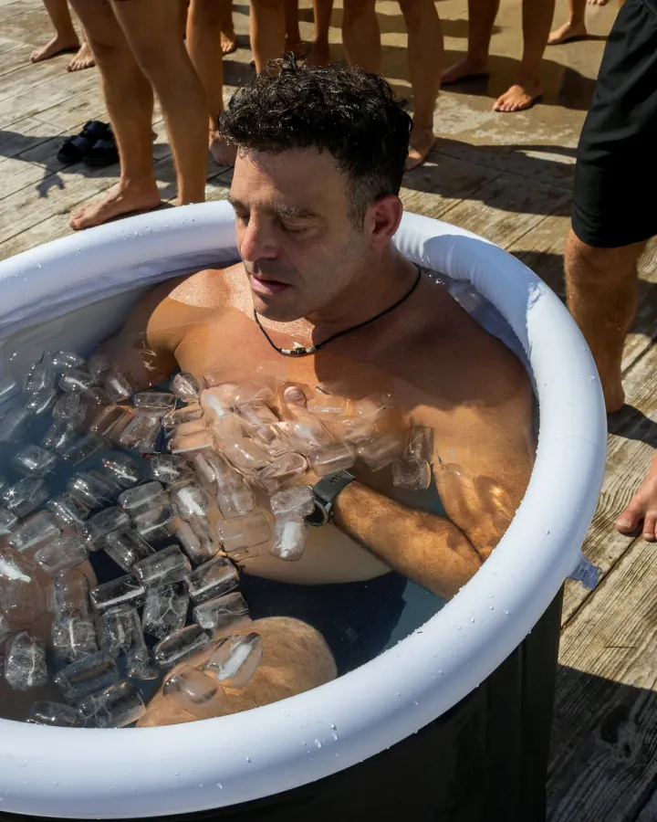 Participante dentro de un baño de hielo en el Wellness Tribe de EKKO