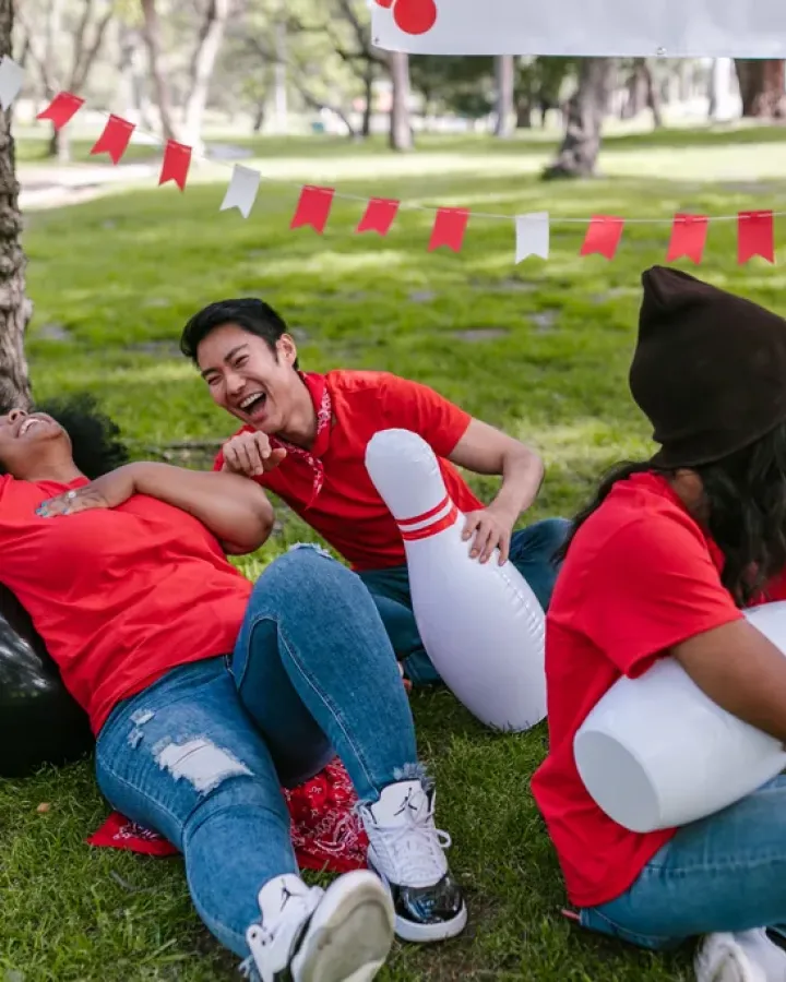 Equipo riendo a carcajadas al aire libre en una dinámica de risoterapia