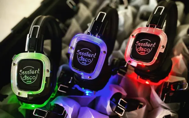 Auriculares silent disco iluminados listos para una fiesta