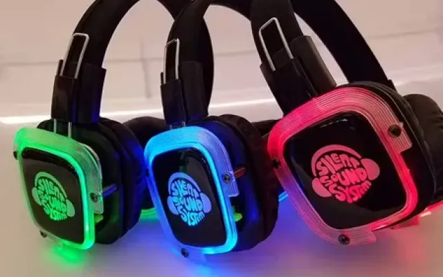 Tres auriculares EKKO iluminados en verde, azul y rojo según el canal
