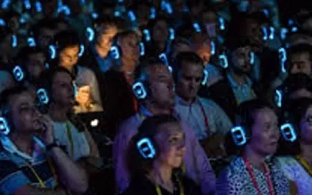 Sala de congreso internacional iluminada con auriculares EKKO