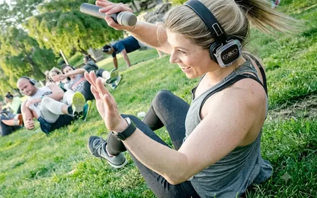Entrenamiento al aire libre con cascos silent audio