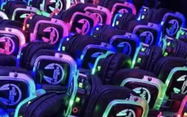 Evento nocturno con butacas y auriculares iluminados