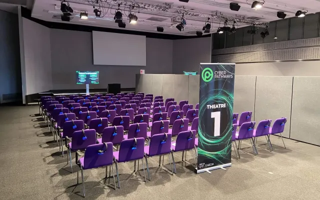 Sala de conferencias montada con sistema de audio silencioso