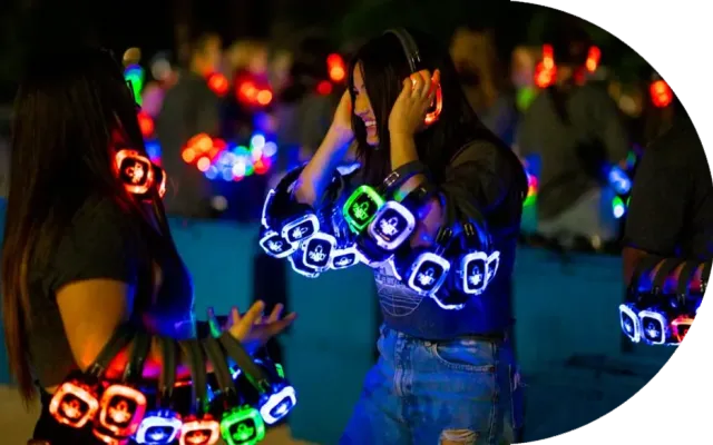Público con auriculares LED de colores en una fiesta silent disco