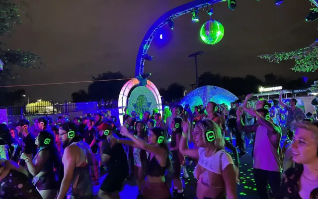 Fiesta silent disco al aire libre de noche