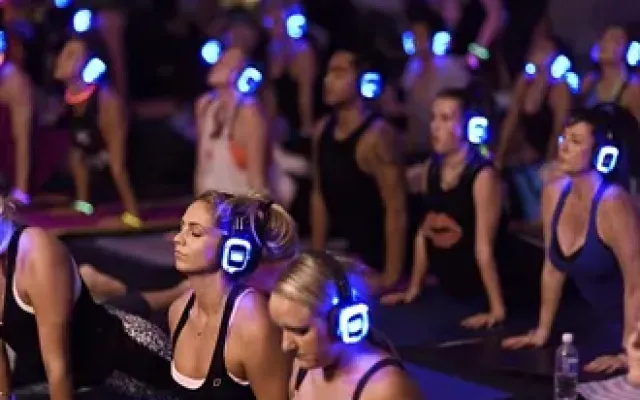 Sesión de yoga con auriculares silent audio